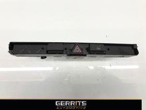 Gebruikte Alarmlicht Schakelaar Opel Astra H (L48) 1.7 CDTi 16V Prijs € 21,98 Margeregeling aangeboden door Gerrits Automotive BV