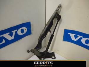 Gebruikte Motorkap Scharnier Volvo V70 (BW) 2.4 D5 20V Prijs € 31,90 Margeregeling aangeboden door Gerrits Automotive