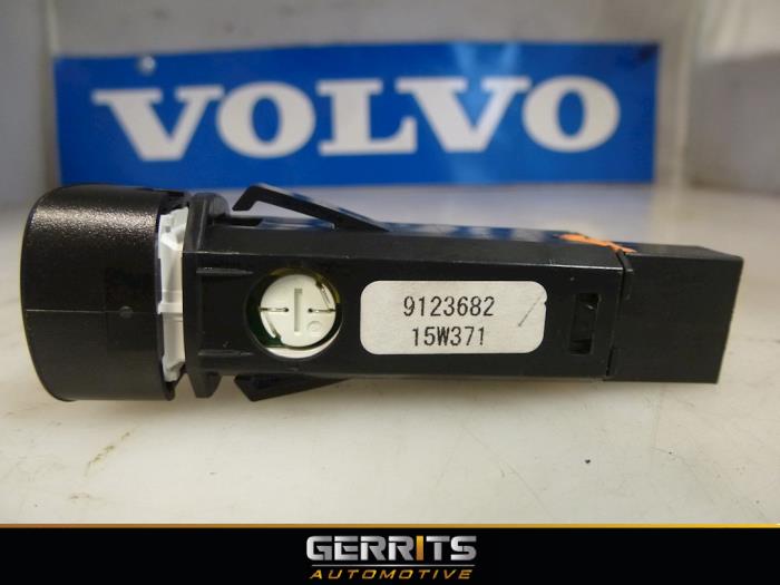 Schakelaar Paniekverlichting van een Volvo V40 (MV) 2.0 D2 16V 2015