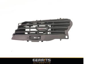 Gebruikte Luchtrooster Dashboard Opel Corsa E 1.4 16V Prijs € 19,99 Margeregeling aangeboden door Gerrits Automotive BV