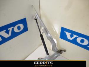 Gebruikte Motorkap Scharnier Volvo V70 (BW) 2.4 D 20V Prijs € 31,90 Margeregeling aangeboden door Gerrits Automotive