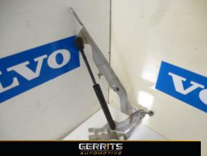 Gebruikte Motorkap Scharnier Volvo V70 (BW) 2.4 D 20V Prijs € 31,90 Margeregeling aangeboden door Gerrits Automotive