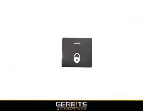 Gebruikte Centrale deurvergrendeling Schakelaar Citroen Berlingo 1.6 Hdi 75 Prijs € 21,98 Margeregeling aangeboden door Gerrits Automotive
