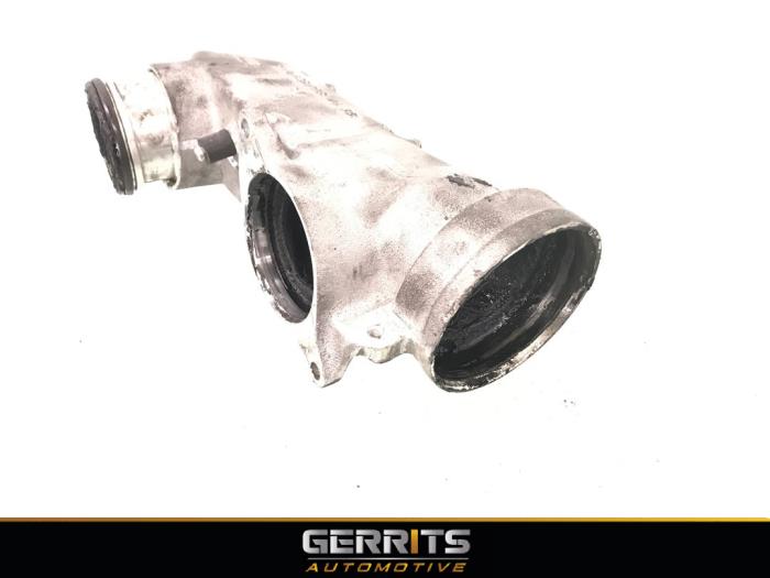 Aanzuigslang Lucht van een Mercedes-Benz E (W211) 4.0 E-400 CDI 32V 2005