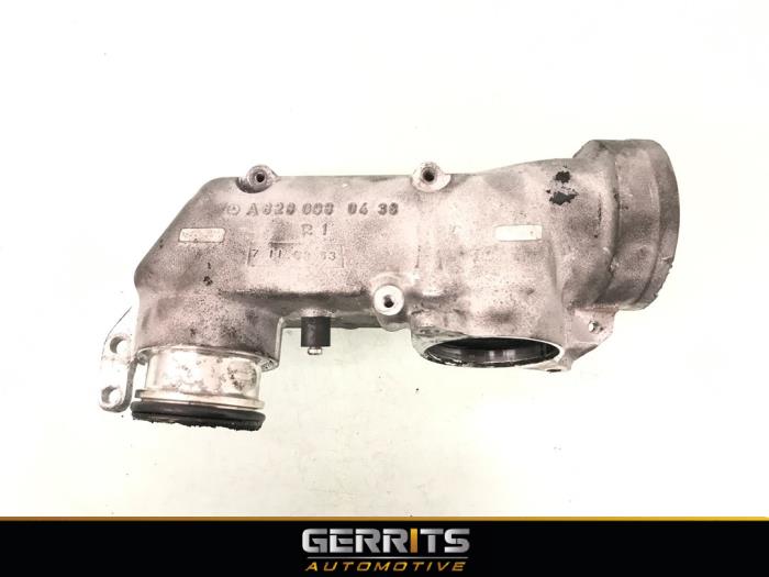 Aanzuigslang Lucht van een Mercedes-Benz E (W211) 4.0 E-400 CDI 32V 2005