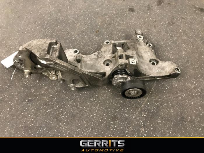 Gebruikte Dynamosteun boven Volkswagen Passat Variant (3C5) 2.0 TDI 16V 140 Prijs € 41,80 Margeregeling aangeboden door Gerrits Automotive BV