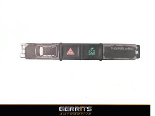 Gebruikte Paniekverlichtings Schakelaar Mitsubishi Outlander (GF/GG) 2.0 16V PHEV 4x4 Prijs € 21,98 Margeregeling aangeboden door Gerrits Automotive