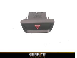 Gebruikte Alarmlicht Schakelaar Kia Sportage (SL) 1.6 GDI 16V 4x2 Prijs € 21,98 Margeregeling aangeboden door Gerrits Automotive