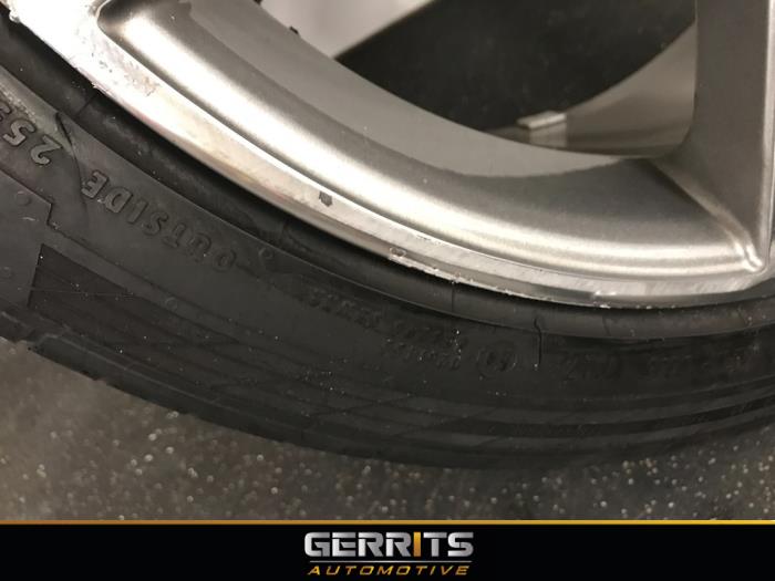 Velg + Band van een Mercedes-Benz GLK (204.7/9) 3.0 350 CDI 24V BlueEfficiency 4-Matic 2013