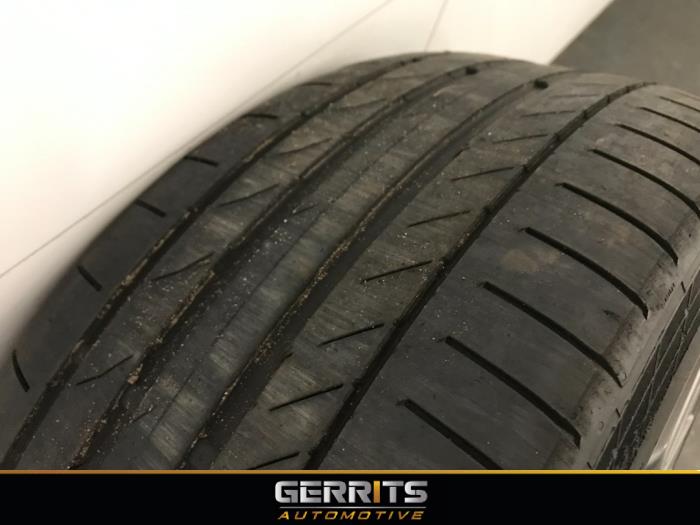 Velg + Band van een Mercedes-Benz GLK (204.7/9) 3.0 350 CDI 24V BlueEfficiency 4-Matic 2013