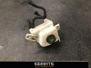 Gebruikte Remvloeistof reservoir Toyota Yaris III (P13) 1.5 16V Hybrid Prijs € 27,48 Margeregeling aangeboden door Gerrits Automotive BV