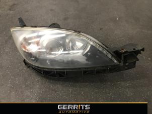 Gebruikte Rechter Koplamp Mazda 3 Sport (BK) 1.6i 16V Prijs € 82,48 Margeregeling aangeboden door Gerrits Automotive BV