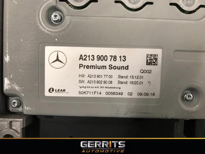 Radio versterker van een Mercedes-Benz E (W213) E-350d 3.0 V6 24V 2017