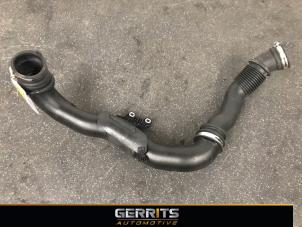 Gebruikte Intercooler Buis Ford Fiesta 7 1.0 EcoBoost 12V Prijs € 82,48 Margeregeling aangeboden door Gerrits Automotive BV