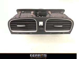 Gebruikte Luchtrooster Dashboard Volkswagen Golf VI (5K1) 1.6 TDI 16V Prijs € 21,98 Margeregeling aangeboden door Gerrits Automotive BV