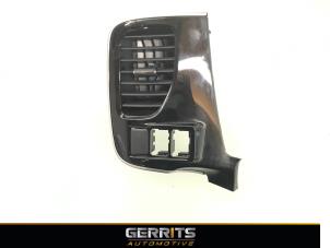 Gebruikte Luchtrooster Dashboard Mitsubishi Outlander (GF/GG) 2.0 16V 4x2 Prijs € 38,48 Margeregeling aangeboden door Gerrits Automotive BV