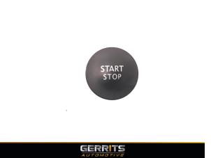 Gebruikte Start/Stop schakelaar Renault Captur (2R) 0.9 Energy TCE 12V Prijs € 19,99 Margeregeling aangeboden door Gerrits Automotive