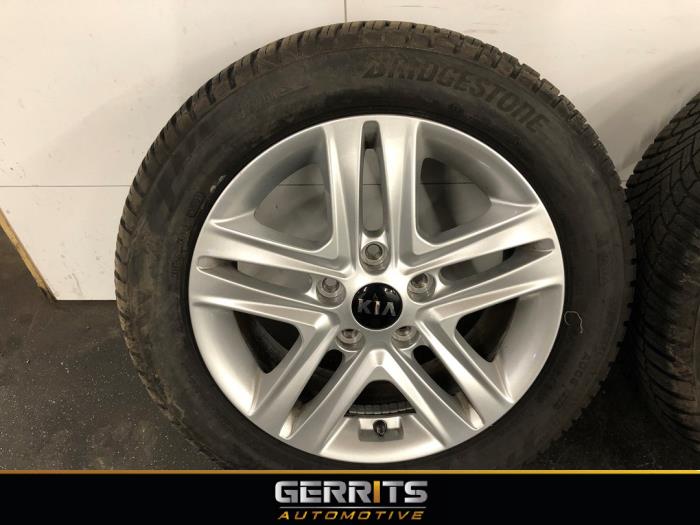 Velgen set + banden van een Kia Ceed Sportswagon (CDF) 1.0i T-GDi 12V 2021