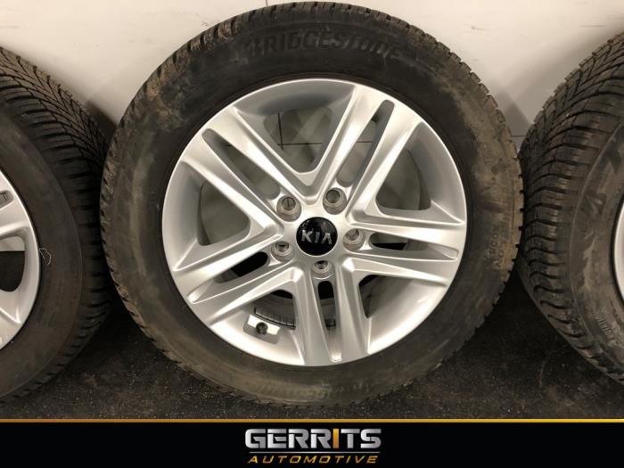 Velgen set + banden van een Kia Ceed Sportswagon (CDF) 1.0i T-GDi 12V 2021