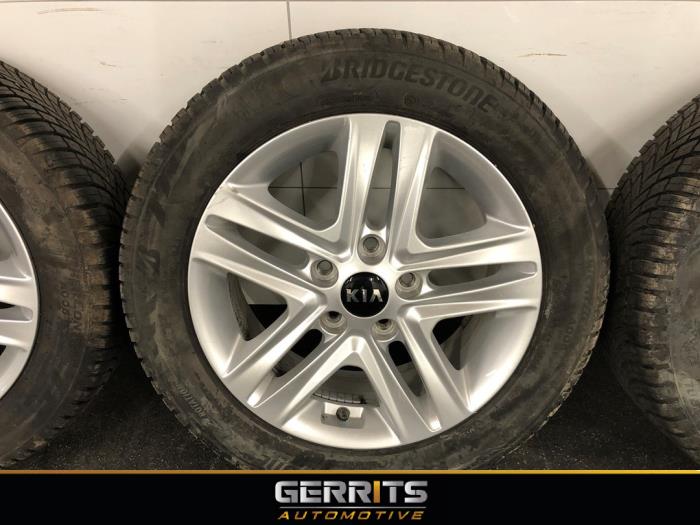 Velgen set + banden van een Kia Ceed Sportswagon (CDF) 1.0i T-GDi 12V 2021