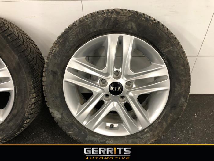 Velgen set + banden van een Kia Ceed Sportswagon (CDF) 1.0i T-GDi 12V 2021