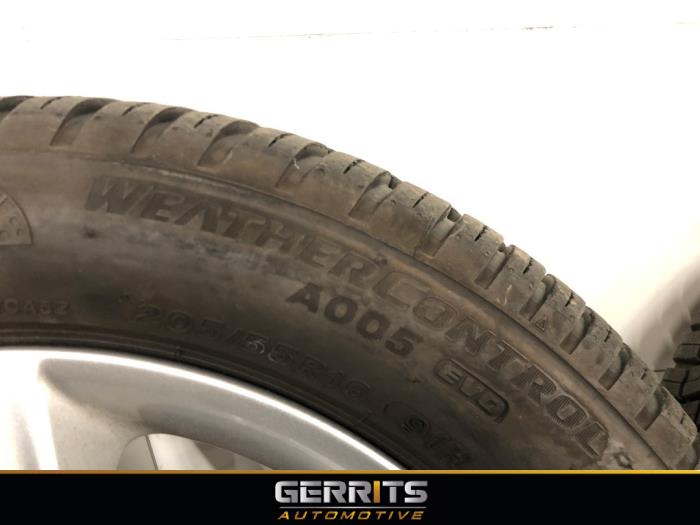 Velgen set + banden van een Kia Ceed Sportswagon (CDF) 1.0i T-GDi 12V 2021