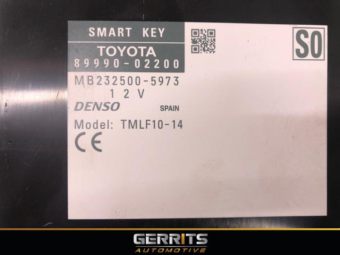 Keyless vehicle module van een Toyota Auris Touring Sports (E18) 1.8 16V Hybrid 2013