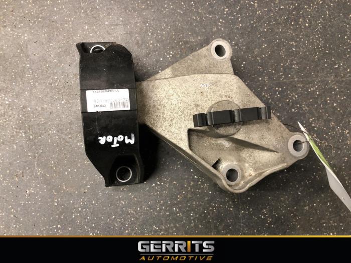 Gebruikte Motorrubber Renault Captur I (2R) 0.9 Energy TCE 12V Prijs € 21,98 Margeregeling aangeboden door Gerrits Automotive BV
