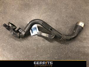 Gebruikte Intercooler Buis Renault Clio IV (5R) 0.9 Energy TCE 90 12V Prijs € 27,48 Margeregeling aangeboden door Gerrits Automotive BV