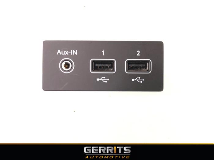 AUX/USB aansluiting van een Renault Clio V (RJAB) 1.0 TCe 100 12V 2019