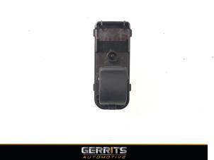 Gebruikte Schakelaar Elektrisch Raam Mazda CX-3 (DJ/DK) 2.0 SkyActiv-G 120 AWD Prijs € 19,99 Margeregeling aangeboden door Gerrits Automotive BV