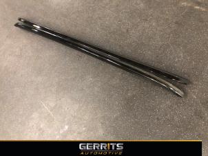 Gebruikte Dakrail set Peugeot 2008 (UD/UK/UR/US/UX) 1.2 VTi 12V PureTech 130 Prijs € 274,98 Margeregeling aangeboden door Gerrits Automotive BV