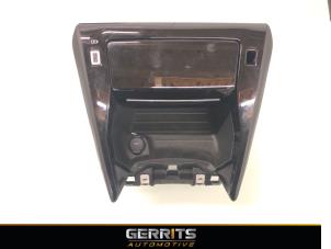 Gebruikte Opbergvak Peugeot 2008 (UD/UK/UR/US/UX) 1.2 VTi 12V PureTech 130 Prijs € 137,48 Margeregeling aangeboden door Gerrits Automotive BV