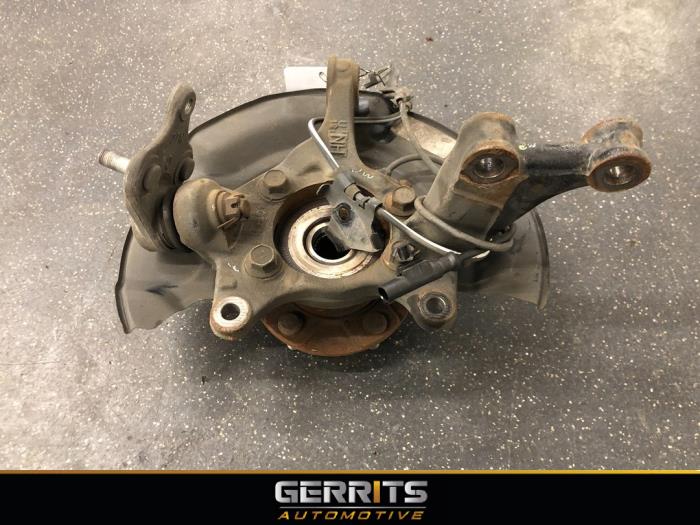 Fusee links-voor Toyota Auris