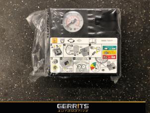 Gebruikte Compressor Renault Clio V (RJAB) 1.6 E-Tech 140 16V Prijs € 32,98 Margeregeling aangeboden door Gerrits Automotive BV