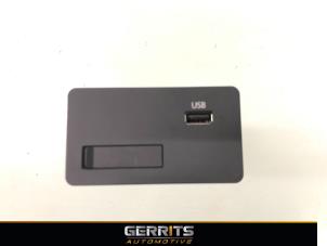 Gebruikte AUX/USB aansluiting Mazda 3 Sport (BP) 2.0 SkyActiv-G 122 Mild Hybrid 16V Prijs € 82,48 Margeregeling aangeboden door Gerrits Automotive BV