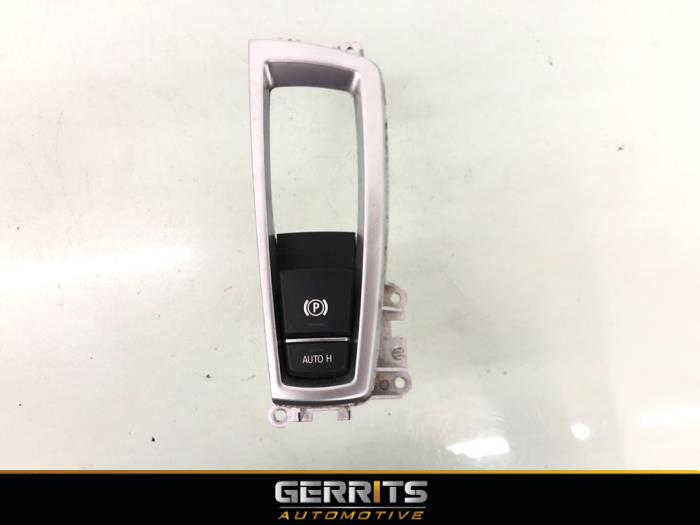 Gebruikte Schakelaar handrem BMW 5 serie (F10) 520d 16V Prijs € 27,48 Margeregeling aangeboden door Gerrits Automotive BV