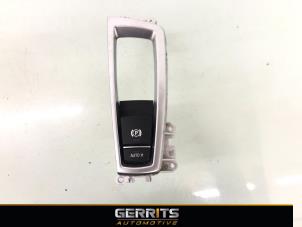 Gebruikte Schakelaar handrem BMW 5 serie (F10) 520d 16V Prijs € 27,48 Margeregeling aangeboden door Gerrits Automotive BV