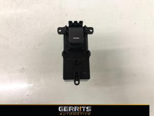 Gebruikte Ruit schakelaar elektrisch Honda Jazz (GR) 1.5 eHEV 16V Prijs € 27,48 Margeregeling aangeboden door Gerrits Automotive BV