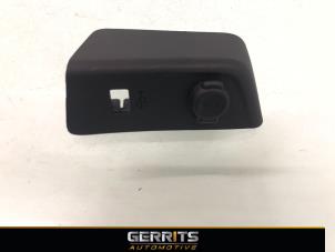 Gebruikte 12 Volt aansluiting Opel Corsa F (UB/UH/UP) 1.2 Turbo 12V 100 Prijs € 27,48 Margeregeling aangeboden door Gerrits Automotive BV