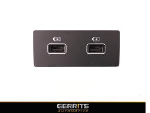 Gebruikte AUX/USB aansluiting Renault Megane IV Estate (RFBK) 1.3 TCE 160 16V Prijs € 34,99 Margeregeling aangeboden door Gerrits Automotive