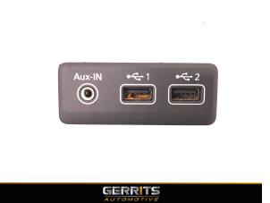 Gebruikte AUX/USB aansluiting Renault Megane IV Estate (RFBK) 1.3 TCE 160 16V Prijs € 74,99 Margeregeling aangeboden door Gerrits Automotive