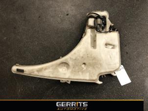 Gebruikte Ruitensproeiertank voor BMW 1 serie (E81) 123d 16V . Prijs € 24,99 Margeregeling aangeboden door Gerrits Automotive BV