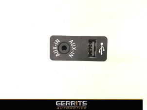 Gebruikte AUX/USB aansluiting BMW 4 serie (F33) 428i 2.0 Turbo 16V Prijs € 24,99 Margeregeling aangeboden door Gerrits Automotive BV