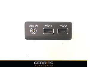 Gebruikte AUX/USB aansluiting Renault Megane IV Estate (RFBK) 1.0 TCE Prijs € 74,99 Margeregeling aangeboden door Gerrits Automotive