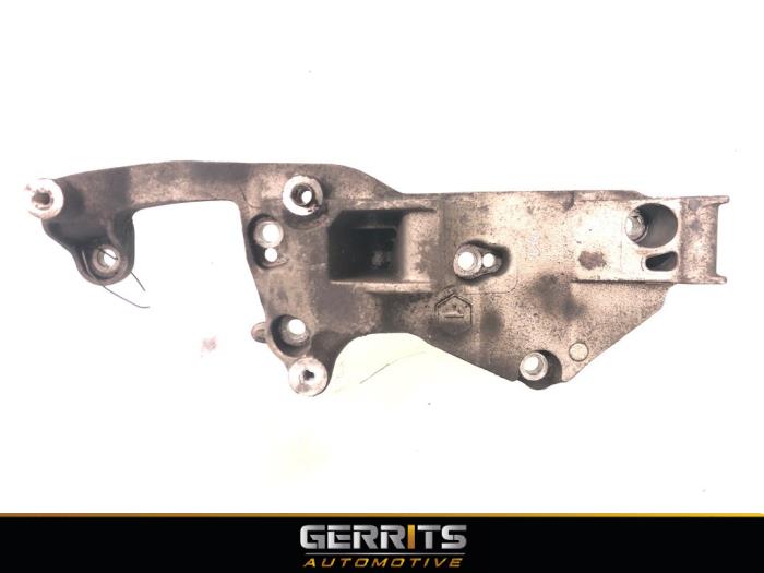 Gebruikte Dynamosteun boven Opel Grandland (X) 1.2 Turbo 12V Prijs € 34,99 Margeregeling aangeboden door Gerrits Automotive BV