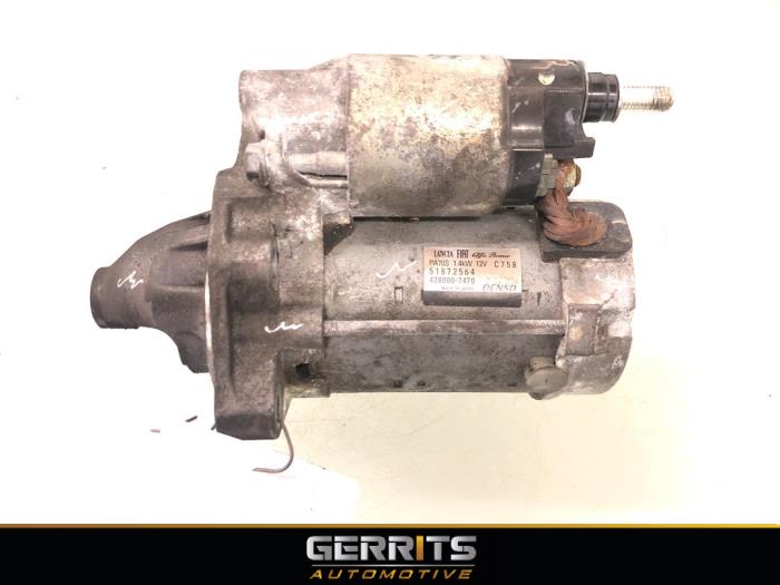 Startmotor van een Fiat Punto III (199) 0.9 TwinAir Turbo 100 2014