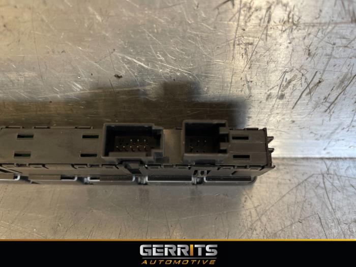 PDC Schakelaar van een Volkswagen Touran (5T1) 2.0 TDI 150 2017