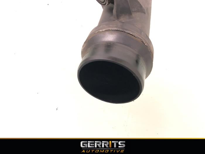 Intercooler Buis van een Volkswagen Transporter T5 2.0 TDI DRF 2013