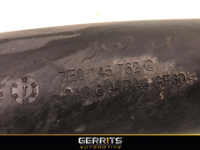 Intercooler Buis van een Volkswagen Transporter T5 2.0 TDI DRF 2013